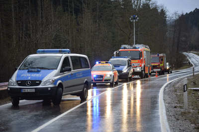 Wellendingen: Mit ueberhoehter Geschwindigkeit in den Gegenverkehr - 2 Tote nach schwerem Frontalcrash